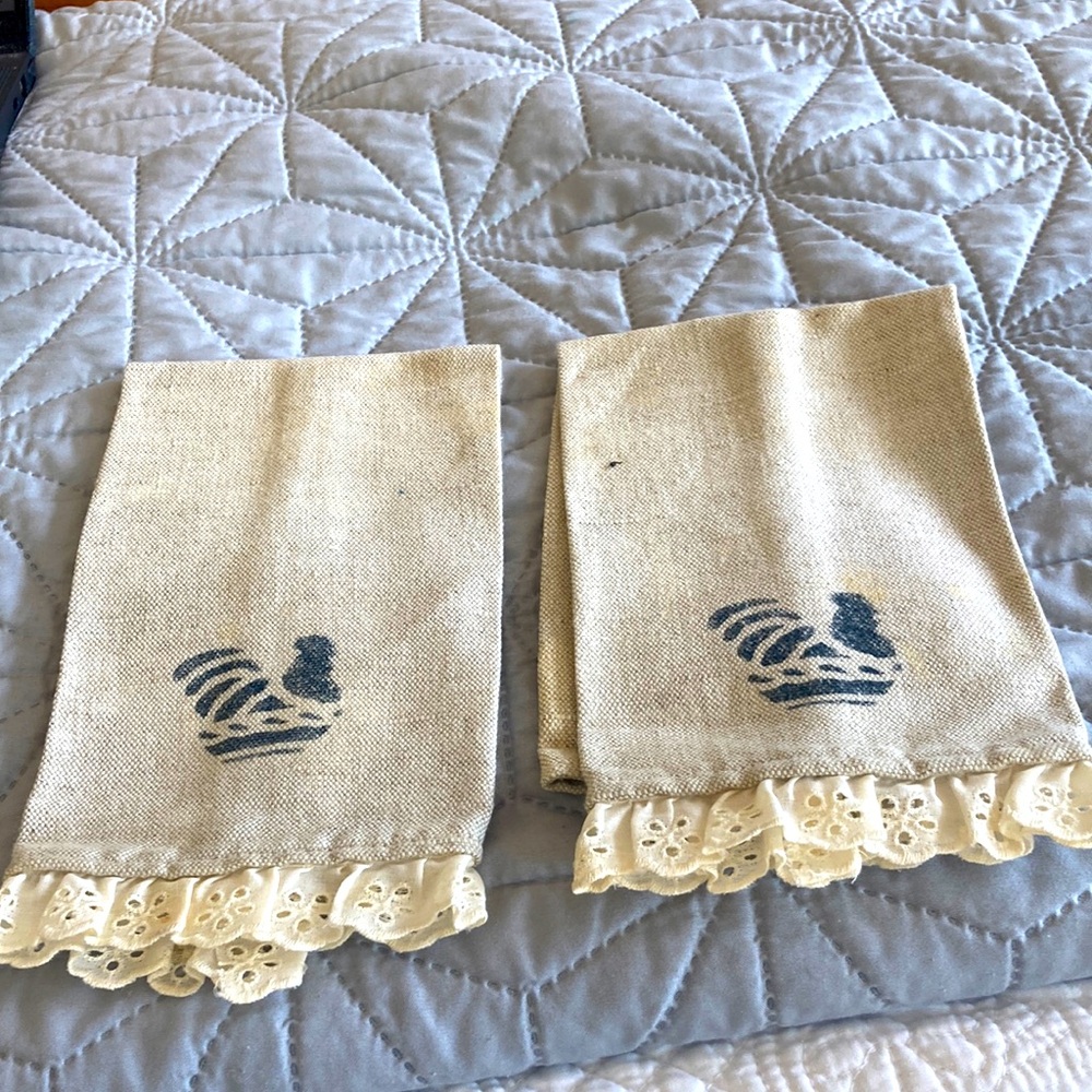 Rustic Beige Tea Towels with stenciled navy hens Design 1980s vintage - Picture 1 of 6